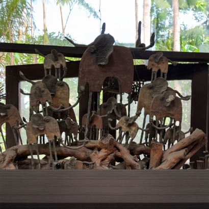 142-WC3-柚木根上的大象30X100X75CM-2.jpg 142-WC3-柚木根上的大象30X100X75CM-2.jpg